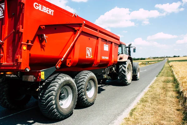 Bezannes Fransa 07 Temmuz 2018 görüntülemek öğleden sonra şampanya alanında çalışan bir traktörün