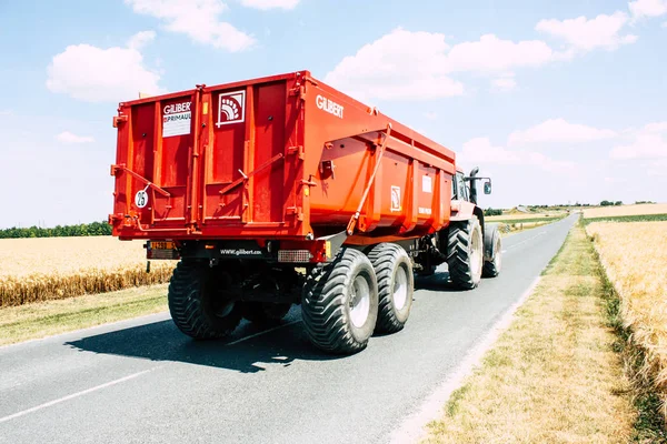 Bezannes Fransa 07 Temmuz 2018 görüntülemek öğleden sonra şampanya alanında çalışan bir traktörün