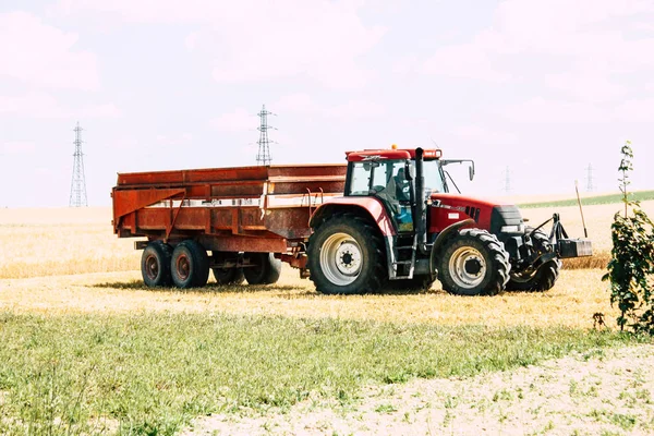 Bezannes Fransa 07 Temmuz 2018 görüntülemek öğleden sonra şampanya alanında çalışan bir traktörün