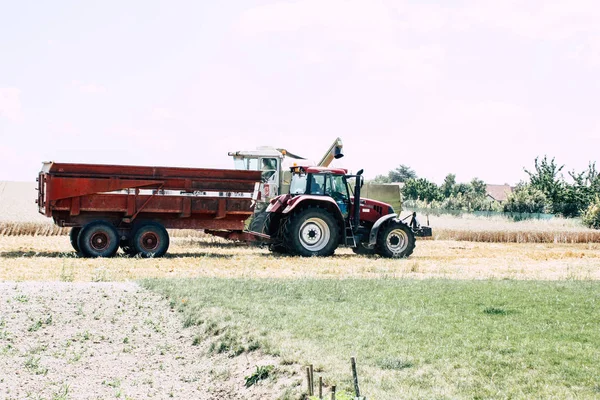 Bezannes Fransa 07 Temmuz 2018 görüntülemek öğleden sonra şampanya alanında çalışan bir traktörün