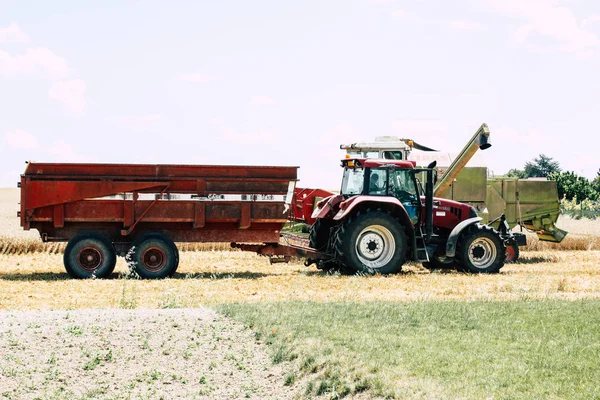Bezannes Fransa 07 Temmuz 2018 görüntülemek öğleden sonra şampanya alanında çalışan bir traktörün
