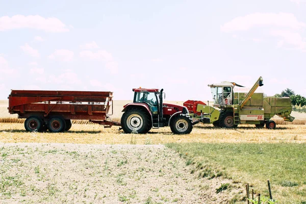 Bezannes Francia Julio 2018 Vista Tractor Trabajando Campo Área Champagne — Foto de Stock