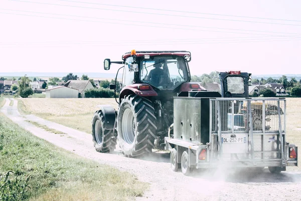 Bezannes Fransa 07 Temmuz 2018 görüntülemek öğleden sonra şampanya alanında çalışan bir traktörün