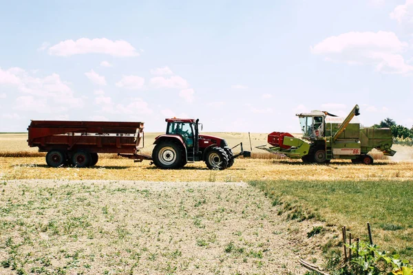 Bezannes Fransa 07 Temmuz 2018 görüntülemek öğleden sonra şampanya alanında çalışan bir traktörün