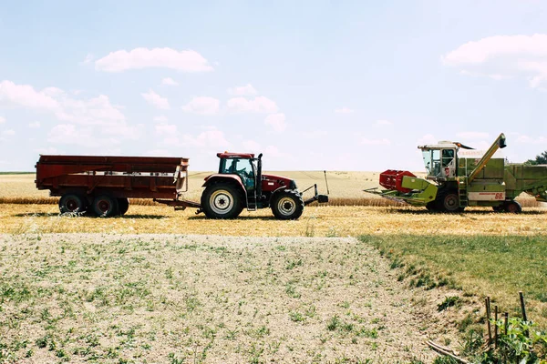 Bezannes Fransa 07 Temmuz 2018 görüntülemek öğleden sonra şampanya alanında çalışan bir traktörün