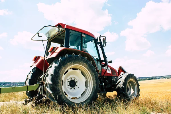Bezannes Fransa 07 Temmuz 2018 görüntülemek öğleden sonra şampanya alanında çalışan bir traktörün