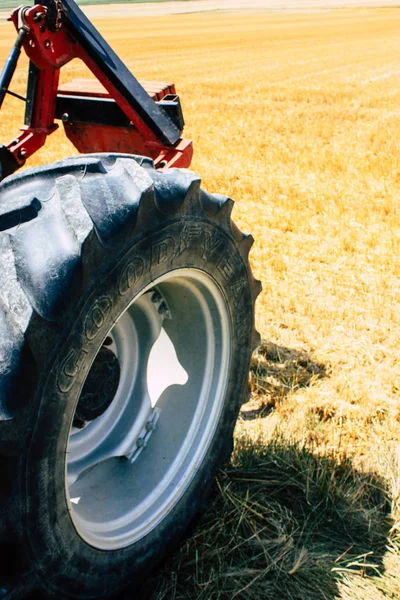 Bezannes Fransa 07 Temmuz 2018 görüntülemek öğleden sonra şampanya alanında çalışan bir traktörün