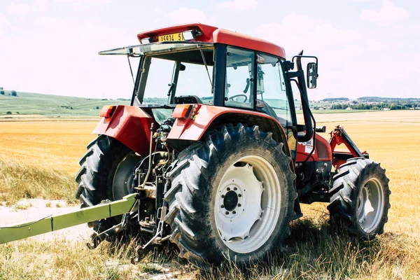 Bezannes Fransa 07 Temmuz 2018 görüntülemek öğleden sonra şampanya alanında çalışan bir traktörün