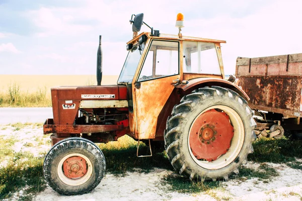 Bezannes Fransa 07 Temmuz 2018 görüntülemek öğleden sonra şampanya alanında çalışan bir traktörün