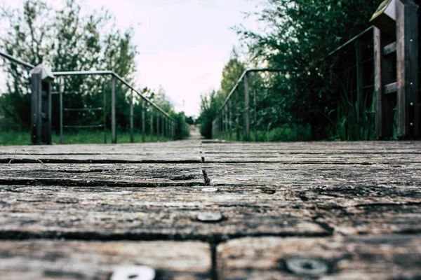 Fransa'da Reims yakınındaki zemin seviyesinden ahşap köprü görünümü