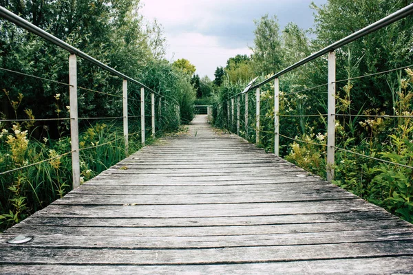 Weergave Van Een Houten Brug Vanaf Begane Grond Buurt Van — Stockfoto