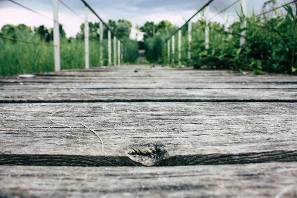 Weergave Van Een Houten Brug Vanaf Begane Grond Buurt Van — Stockfoto