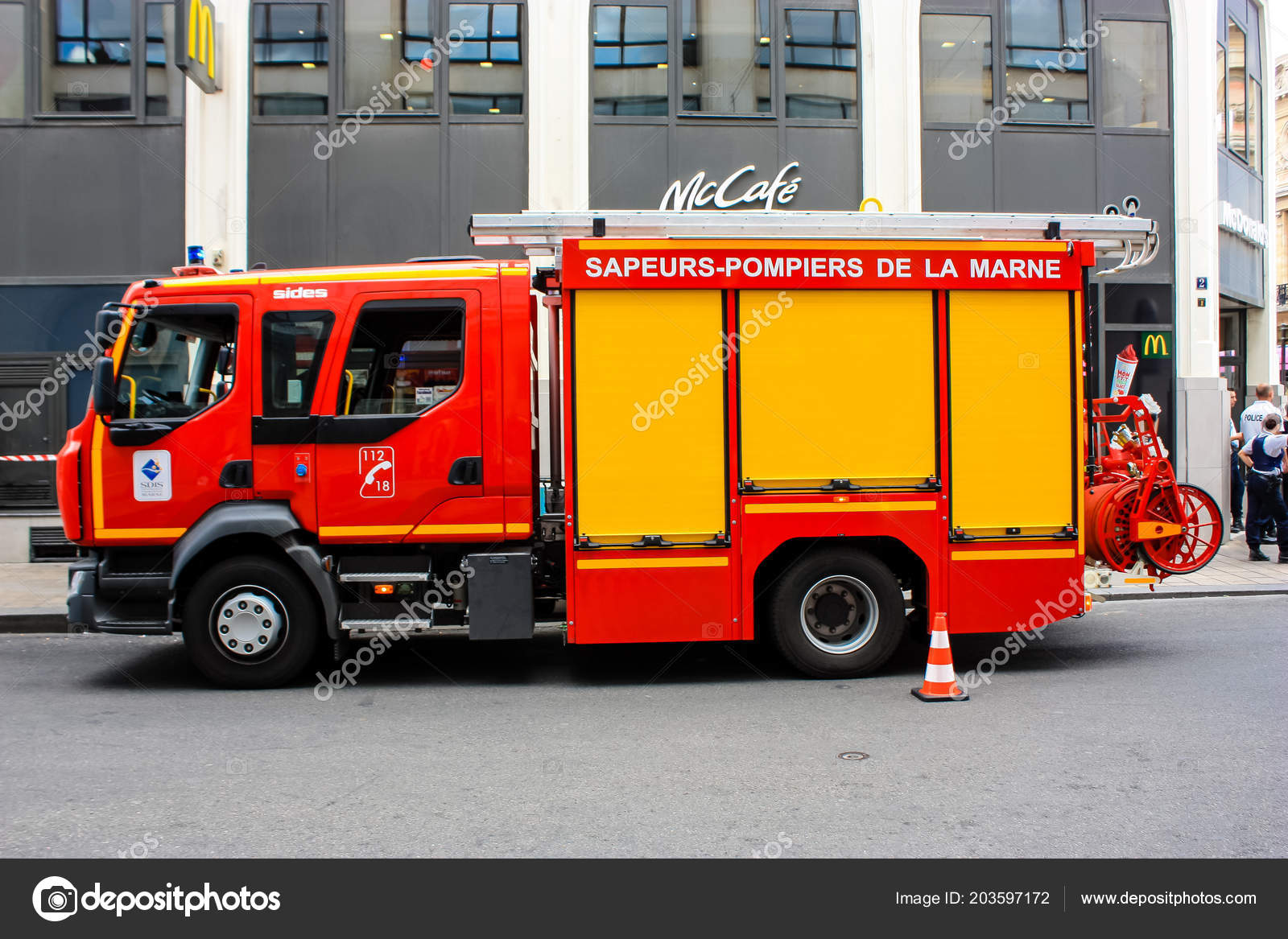 Reims France Juillet 18 Vue Camion Incendie Francais Stationne Dans Photo Editoriale C Jomahepu Gmail Com Reims France Juillet 18 Vue Camion Incendie Francais Stationne Dans Photo Editoriale C Jomahepu Gmail Com