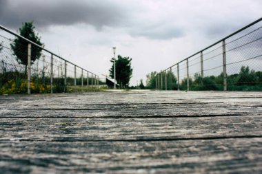 Fransa'da Reims yakınındaki zemin seviyesinden ahşap köprü görünümü