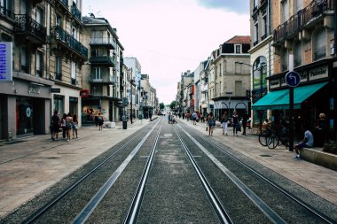Reims Fransa 03 Temmuz 2018 bilinmeyenli insanlar Reims şehir merkezi tramvay içinde öğleden sonra görünümünü