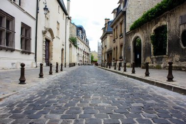 Reims Fransa 03 Temmuz 2018 öğleden sonra Reims şehir merkezi sokaklarda geleneksel binaların görünümü