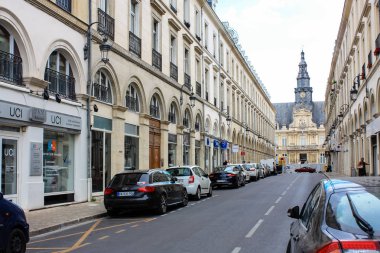 Reims Fransa 03 Temmuz 2018 öğleden sonra Reims şehir merkezi sokaklarda geleneksel binaların görünümü