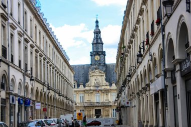 Reims Fransa 03 Temmuz 2018 öğleden sonra Reims şehir merkezi sokaklarda geleneksel binaların görünümü