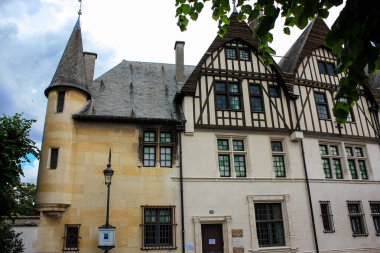 Reims Fransa 03 Temmuz 2018 öğleden sonra Reims şehir merkezi sokaklarda geleneksel binaların görünümü