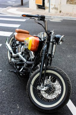 Reims Fransa 03 Temmuz 2018 bir Harley Davidson motosiklet görünümünü öğleden sonra Reims sokakta park