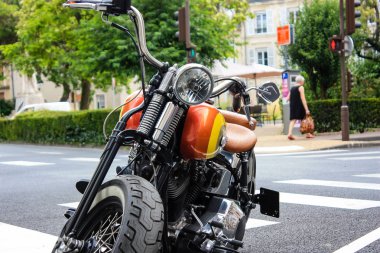 Reims Fransa 03 Temmuz 2018 bir Harley Davidson motosiklet görünümünü öğleden sonra Reims sokakta park