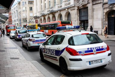 Reims Fransa 03 Temmuz 2018 görünümünü bir Fransız polis arabası park Reims sokakta öğleden sonra