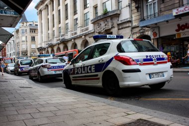 Reims Fransa 03 Temmuz 2018 görünümünü bir Fransız polis arabası park Reims sokakta öğleden sonra