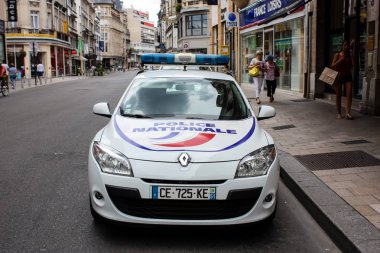 Reims Fransa 03 Temmuz 2018 görünümünü bir Fransız polis arabası park Reims sokakta öğleden sonra