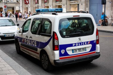 Reims Fransa 03 Temmuz 2018 görünümünü bir Fransız polis arabası park Reims sokakta öğleden sonra