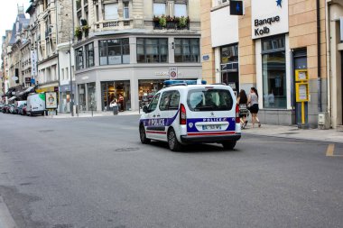Reims Fransa 02 Temmuz 2018 Reims street öğleden sonra Fransız polis arabasına görünümünü