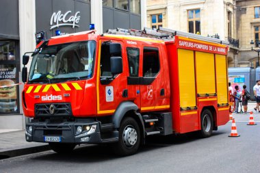 Reims Fransa 03 Temmuz 2018 bir Fransız yangın kamyon görünümünü öğleden sonra Reims sokakta park
