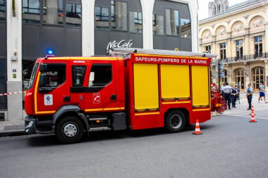 Reims Fransa 03 Temmuz 2018 bir Fransız yangın kamyon görünümünü öğleden sonra Reims sokakta park
