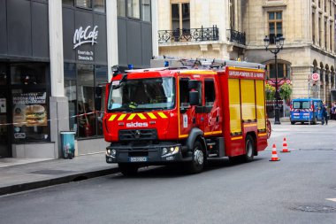 Reims Fransa 03 Temmuz 2018 bir Fransız yangın kamyon görünümünü öğleden sonra Reims sokakta park
