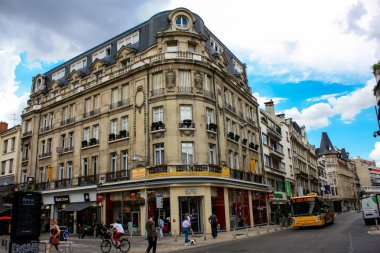 Reims Fransa 03 Temmuz 2018 öğleden sonra Reims şehir merkezi sokak köşesinde geleneksel ve tarihi binanın görünümü