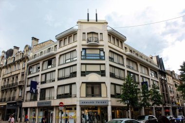 Reims Fransa 03 Temmuz 2018 öğleden sonra Reims şehir merkezi sokak köşesinde geleneksel ve tarihi binanın görünümü