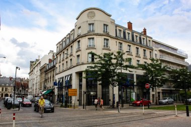 Reims Fransa 03 Temmuz 2018 öğleden sonra Reims şehir merkezi sokak köşesinde geleneksel ve tarihi binanın görünümü