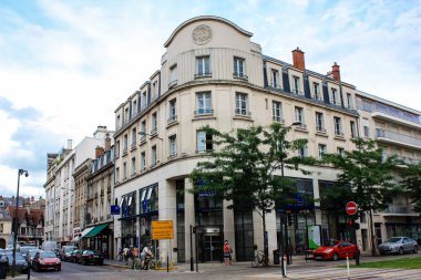 Reims Fransa 03 Temmuz 2018 öğleden sonra Reims şehir merkezi sokak köşesinde geleneksel ve tarihi binanın görünümü