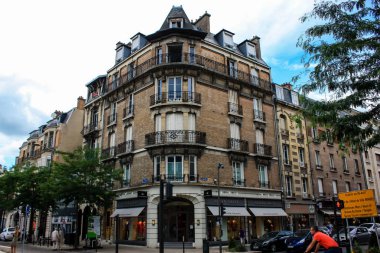 Reims Fransa 03 Temmuz 2018 öğleden sonra Reims şehir merkezi sokak köşesinde geleneksel ve tarihi binanın görünümü