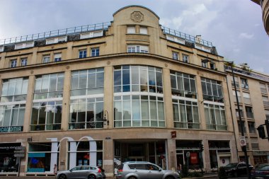 Reims Fransa 03 Temmuz 2018 öğleden sonra Reims şehir merkezi sokak köşesinde geleneksel ve tarihi binanın görünümü