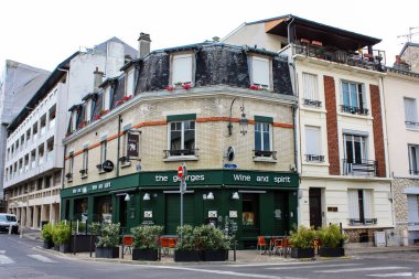 Reims Fransa 03 Temmuz 2018 öğleden sonra Reims şehir merkezi sokak köşesinde geleneksel ve tarihi binanın görünümü