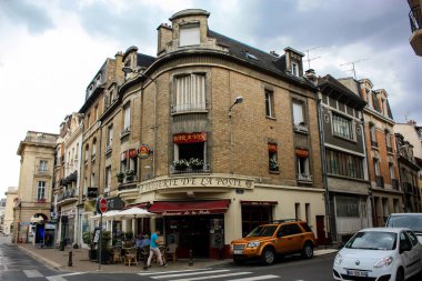 Reims Fransa 03 Temmuz 2018 öğleden sonra Reims şehir merkezi sokak köşesinde geleneksel ve tarihi binanın görünümü
