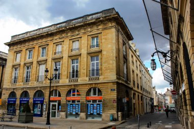 Reims Fransa 03 Temmuz 2018 öğleden sonra Reims şehir merkezi sokak köşesinde geleneksel ve tarihi binanın görünümü