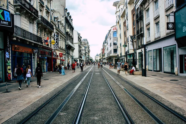 Reims Fransa 03 Temmuz 2018 bilinmeyenli insanlar Reims şehir merkezi tramvay içinde öğleden sonra görünümünü