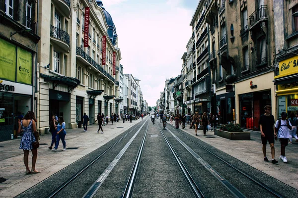 Reims Fransa 03 Temmuz 2018 bilinmeyenli insanlar Reims şehir merkezi tramvay içinde öğleden sonra görünümünü