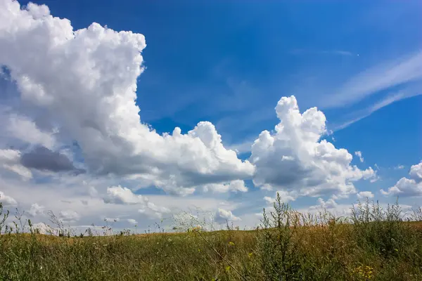 Doğa ve manzara Reims Fransa çevresinde bulutlu gökyüzü görünümü