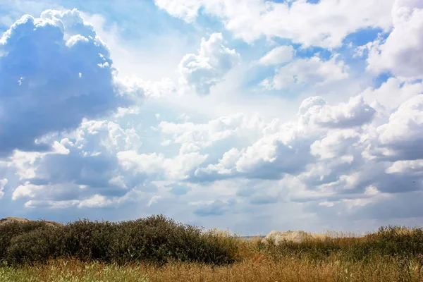 Doğa ve manzara Reims Fransa çevresinde bulutlu gökyüzü görünümü