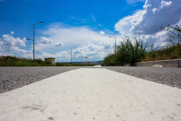 Bir yol ve yatay, Reims Fransa etrafında bir bulutlu gökyüzü görünümü