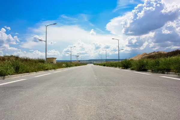 Bir yol ve yatay, Reims Fransa etrafında bir bulutlu gökyüzü görünümü