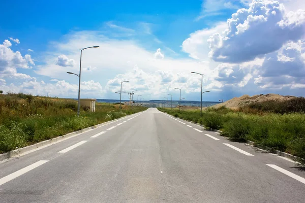 Bir yol ve yatay, Reims Fransa etrafında bir bulutlu gökyüzü görünümü