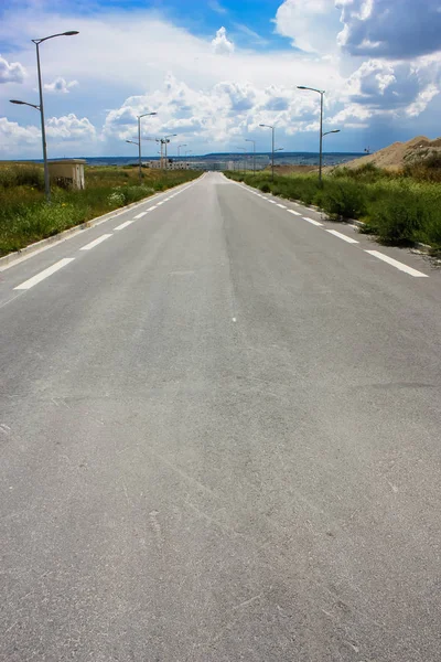 Bir yol ve yatay, Reims Fransa etrafında bir bulutlu gökyüzü görünümü